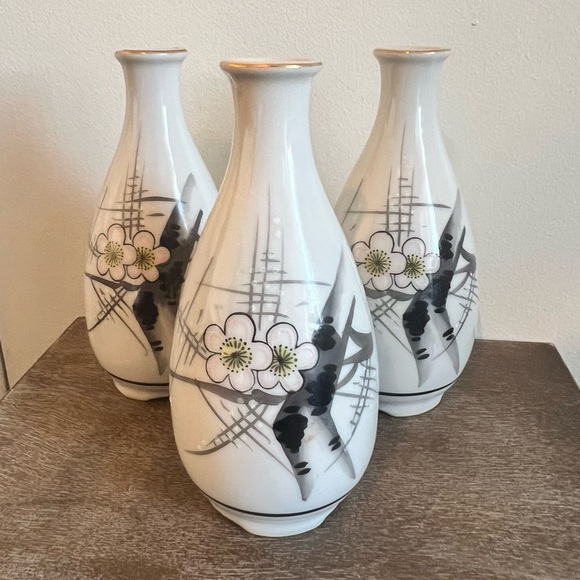 Japanese Celadon Porcelain Seiji Vases - Picture 1 of 14